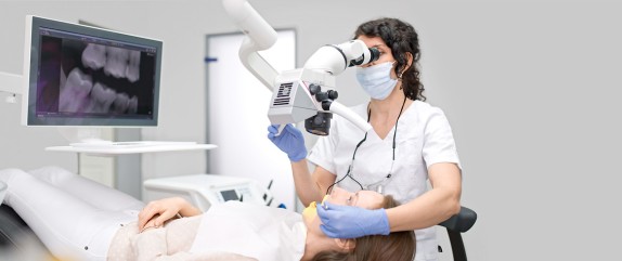 Dr. Jarry bei einer Wurzelbehandlung
