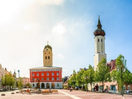 Ansicht des Schrannenplatz in Erding bei Sonnenschein