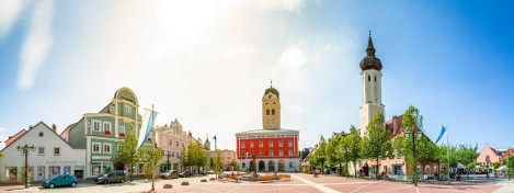 Ansicht des Schrannenplatz in Erding bei Sonnenschein