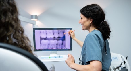 Dr. Jarry erklärt etwas anhand eines Röntgenbilds