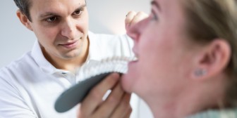 Arzt gleicht Zahnfärbung mit Parlette ab